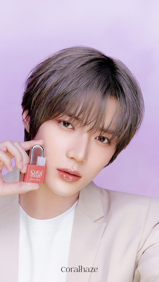 범규와 글로우락 젤리 틴트
그 완벽한 매치 💖

탱글탱글 젤리 같은 텍스처로 
#BEOMGYU 입술에 반짝임을 "잠그어" 두세요! ✨
Lock the Glow 🔐✨

마치 자물쇠로 고정한 듯 오래가는 발색/수분감과 
광채가 입술에 빛나는 매력을 더해줍니다. 💋💦

범규가 선택한 글로우락 젤리 틴트, 
그 특별한