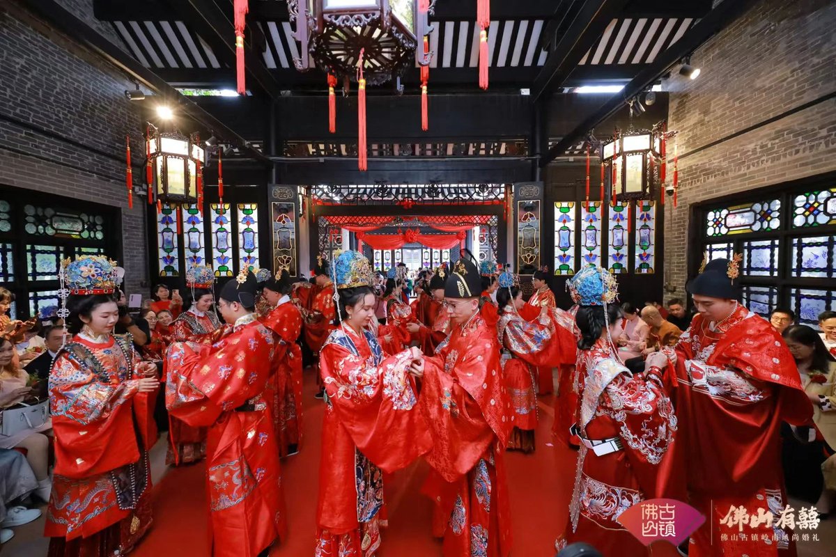 MetaGuangdong's tweet image. So romantic! On November 10, a traditional #ChineseWedding filled with #Lingnan charm took place in #Foshan. Nine couples, all dressed in Ming-style wedding attire, participated in the ceremony. The brides arrived by boat, gently docking at the shore, where the grooms, holding