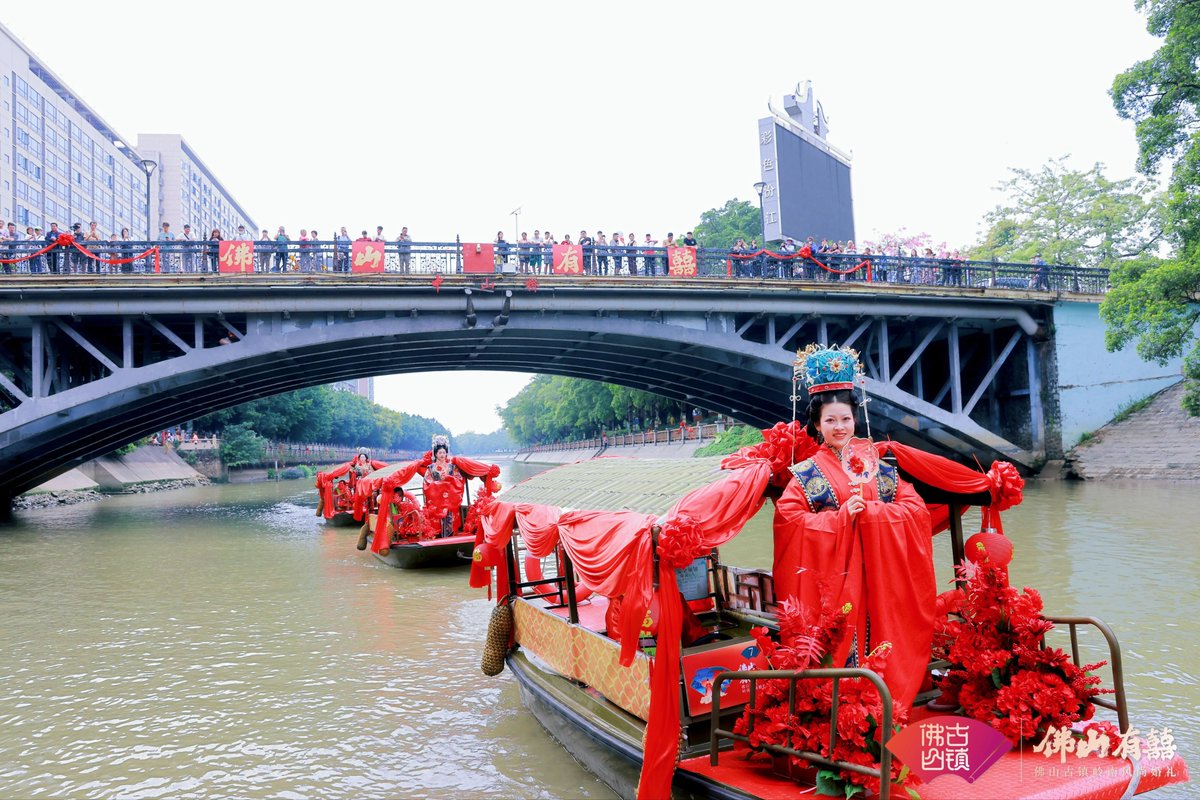 MetaGuangdong's tweet image. So romantic! On November 10, a traditional #ChineseWedding filled with #Lingnan charm took place in #Foshan. Nine couples, all dressed in Ming-style wedding attire, participated in the ceremony. The brides arrived by boat, gently docking at the shore, where the grooms, holding