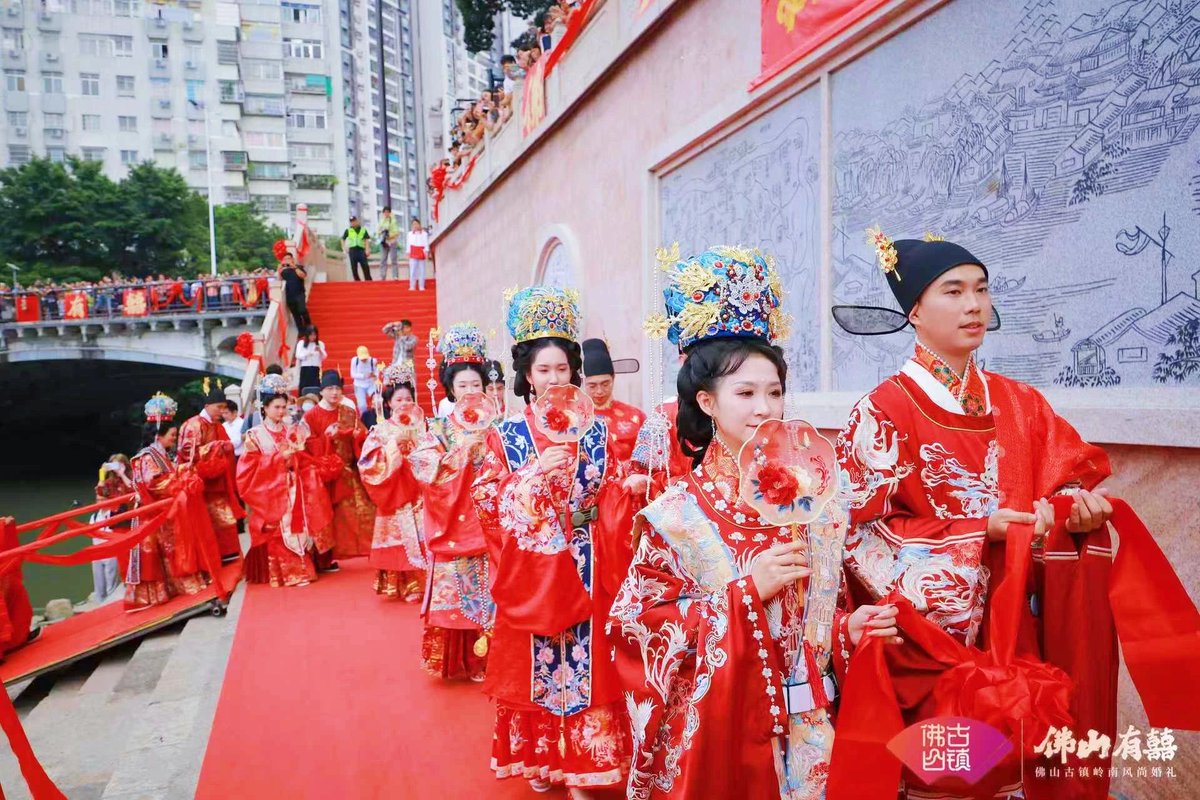 MetaGuangdong's tweet image. So romantic! On November 10, a traditional #ChineseWedding filled with #Lingnan charm took place in #Foshan. Nine couples, all dressed in Ming-style wedding attire, participated in the ceremony. The brides arrived by boat, gently docking at the shore, where the grooms, holding