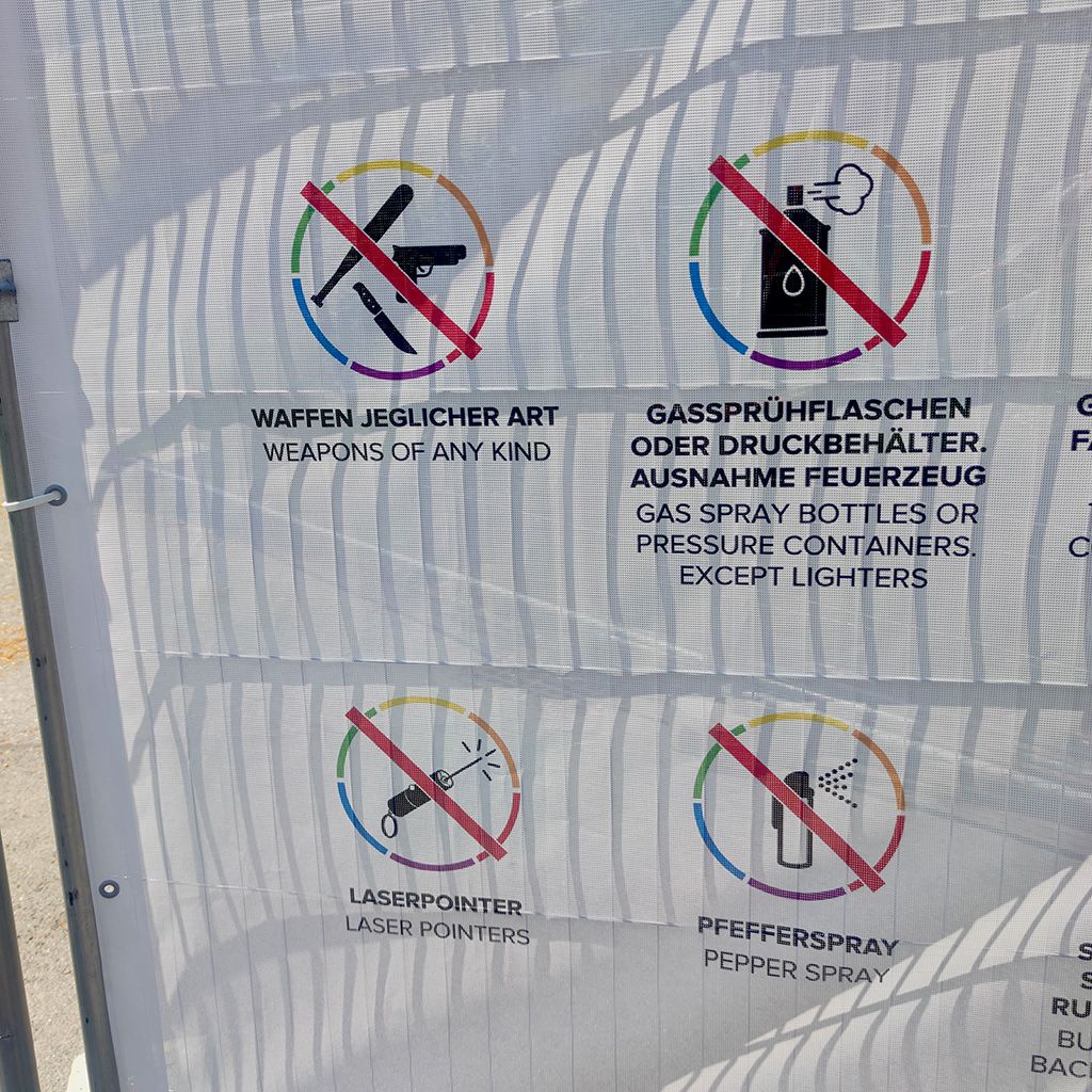 werquer's tweet image. Heute sind verboten: Waffen jeglicher Art, Gassprühflaschen oder Druckbehälter, Laserpointer sowie Pfefferspray. 
#VerbotdesTages
Mehr unter: buff.ly/3UC50wW