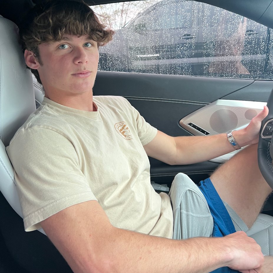 say hi for a suprise pic in ur dms 😜