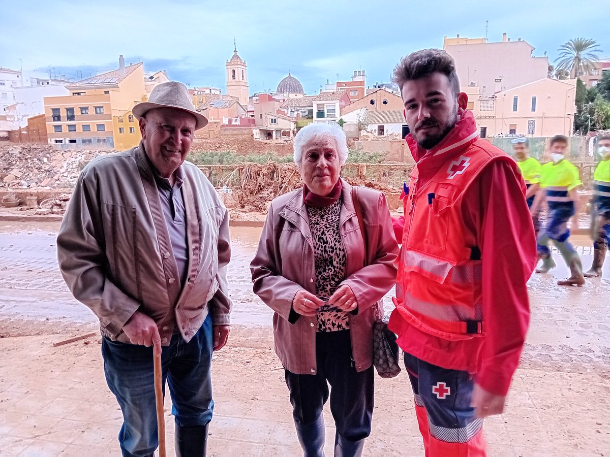 Estos días vivimos intensamente la necesaria empatía hacia las personas que viven el desastre provocado por la #Dana. Aquí el relato en imágenes de la vuelta a casa este martes de un matrimonio que vive en #Paiporta junto al barranco. Poco más que decir... #CruzRoja