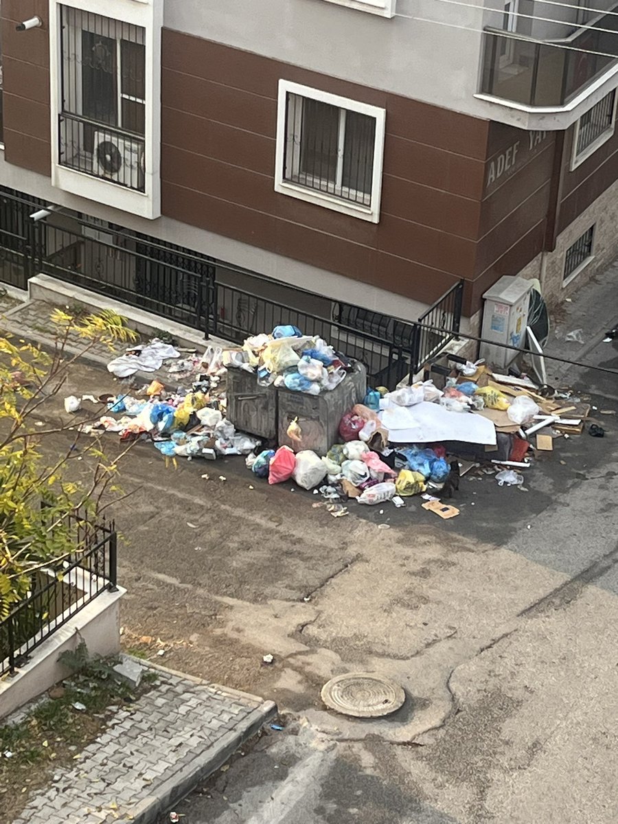 İsteyen istediği grevi yapabilir ama bir belediye vatandaşlarını kendi kaderine terk edemez. 
Acilen bu durum çözülmeli. 
Gerekirse büyükşehir devreye girsin. 
Kentler de kentliler de bunu hak etmiyor. 
 <a href="/gorkemdumanbuca/">Görkem Duman</a> <a href="/BucaBld/">Buca Belediyesi</a> <a href="/izmirhim/">İzmir HİM</a> <a href="/izmirbld/">İzmir Büyükşehir Belediyesi</a>