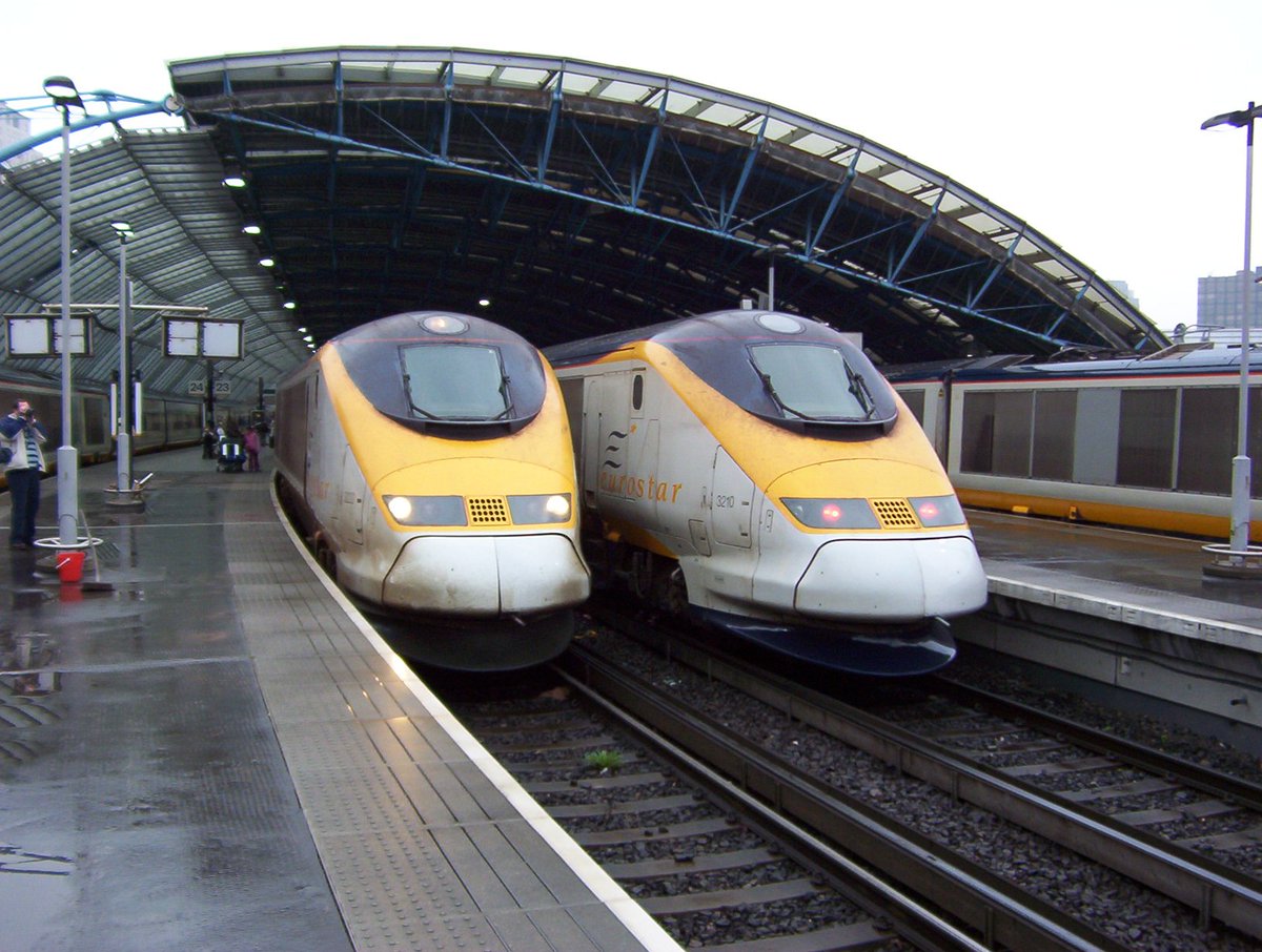 30 years ago today, the #Eurostar started carrying passengers to Paris &amp; Brussels. A fabulous place to work back then &amp; a service I will love forever 
💙🤍💛