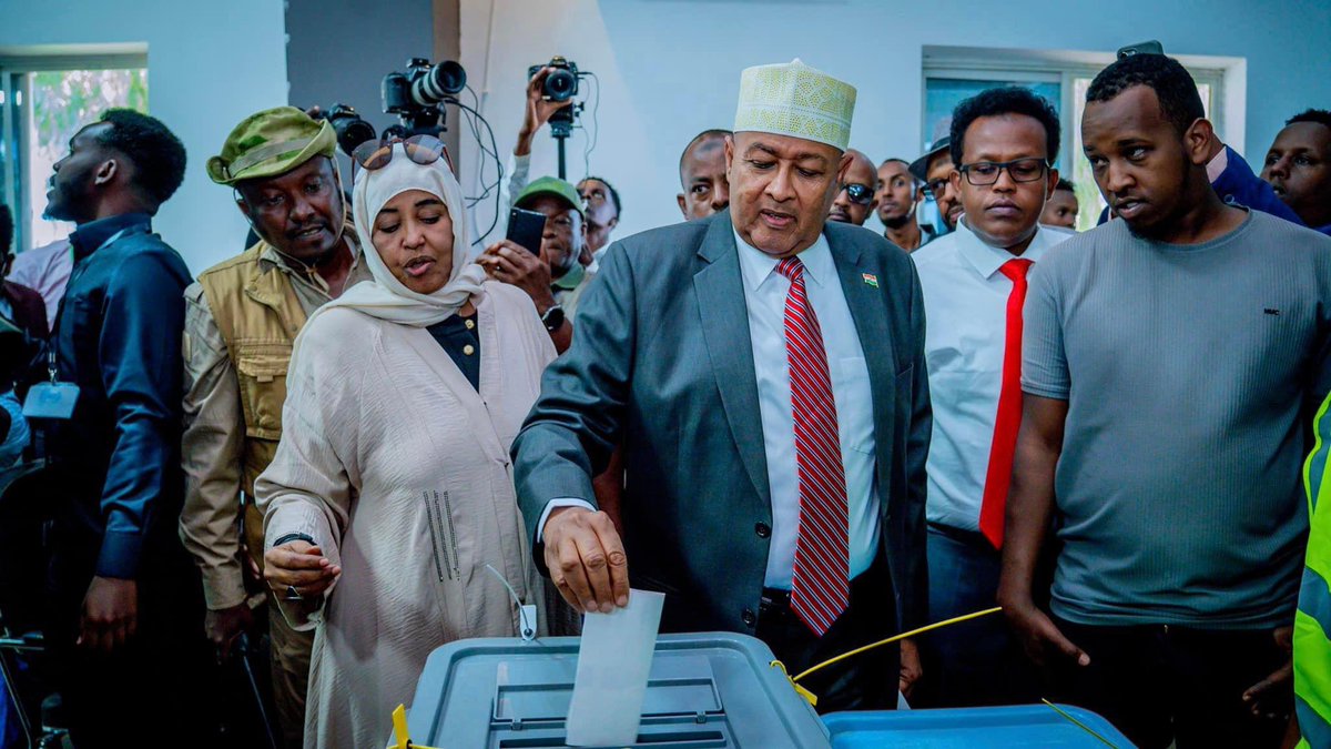 YahyeRSL's tweet photo. Incredibly day for the Republic of #Somaliland 

🗳️ Voting Stations closed 6pm yesterday

📤 Votes are being counted now

🗓️ @SLNECHQ will release the provisional results on 20.11.2024 at 6PM

🗓️ Somaliland’s Supreme Court will confirm results as official on 21.11.2024 at 10am

My advise for Somalilanders
✅ Avoid speculating unofficial election results
✅ Be vigilant of the enemy tactics to divide and rule

#somalilandelections2024 #SomalilandElection