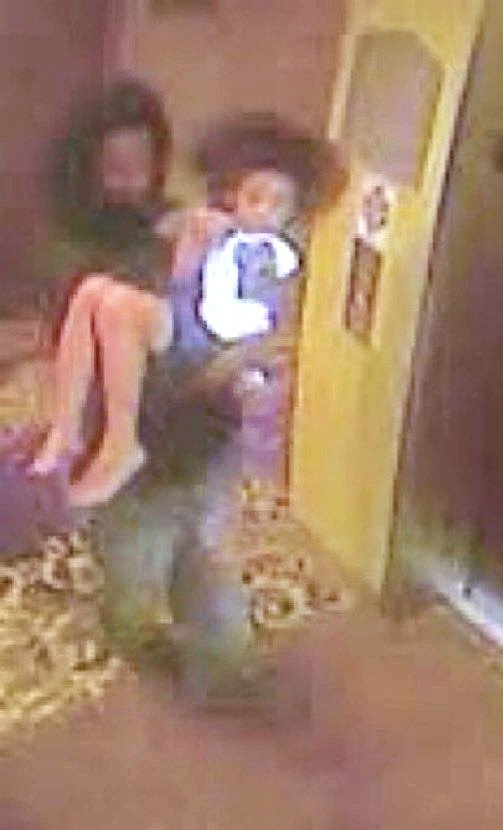 Drweloveu's tweet image. This lady sold her daughter for s*x. 24 hours later, her daughter was found de£d. 💔

- Full story in thread.