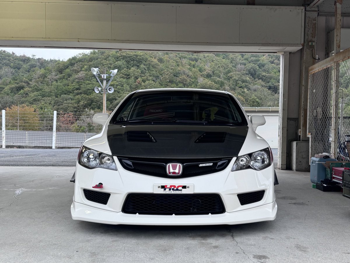 Fd2Kaz's tweet photo. #このタグをみた人はド正面写真を貼る#FD2
#ホンダ#civic#シビックタイプr
#レイズ#k20A #VTEC
#VTEC#mugen
#fd2r #シビックs #changespeed #takasestout #hondatwincam #todapower #defi #raysmsc #rays #volkracing #k20a https://t.co/chIl8EX3lE