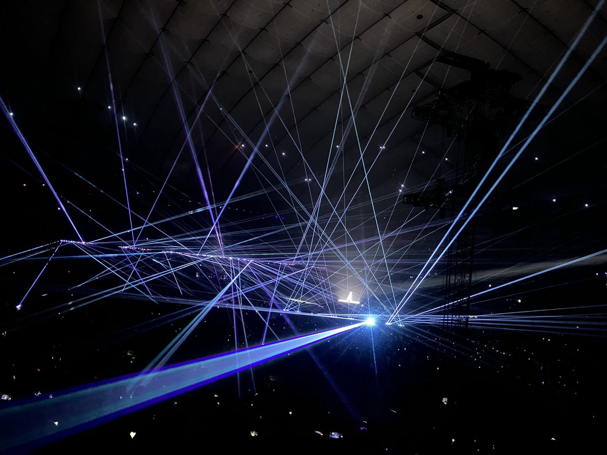 日曜にYOASOBIのライブ行ってきました😊@東京ドーム

初めてドーム入ったので、始まる前から圧倒。ﾃﾞｶｲ！ﾋﾛｲ！

観客5万人くらい？の会場で、小劇場みたいなセット組んでて(一部)、それぞれの曲の世界観を重視してる演出がとても良かった。
総合的に大満足☺️

光が美しくて思わずパシャリ