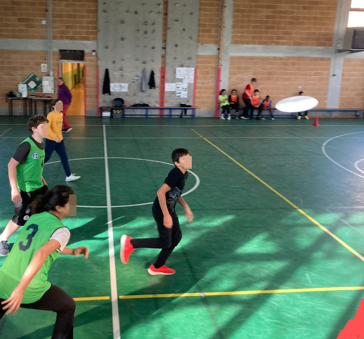 Il Frisbee: lavoro individuale e di organizzazione di squadra, fair play e auto arbitraggio invitano a gentilezza a autocontrollo in ogni azione. SPAZIO APERTO e Valerio Iani (grazie!) per “Comunità Solidali 2022”. DD G12861 del 29/09/2023
