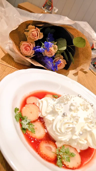 誕生日ケーキ!(と自分で買ったロトっ子カラーブーケ)