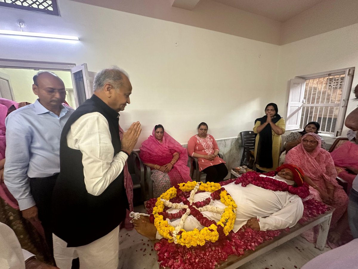 ashokgehlot51's tweet photo. 1977 में मेरे पहले चुनाव से मेरे साथ रहे मेरे मित्र श्री केशु सिंह गहलोत जी का असामयिक निधन मेरे लिए व्यक्तिगत क्षति है। आज जोधपुर पहुंचकर श्री केशु सिंह जी को अपनी श्रद्धांजलि अर्पित की। https://t.co/o4FKjeBnLi