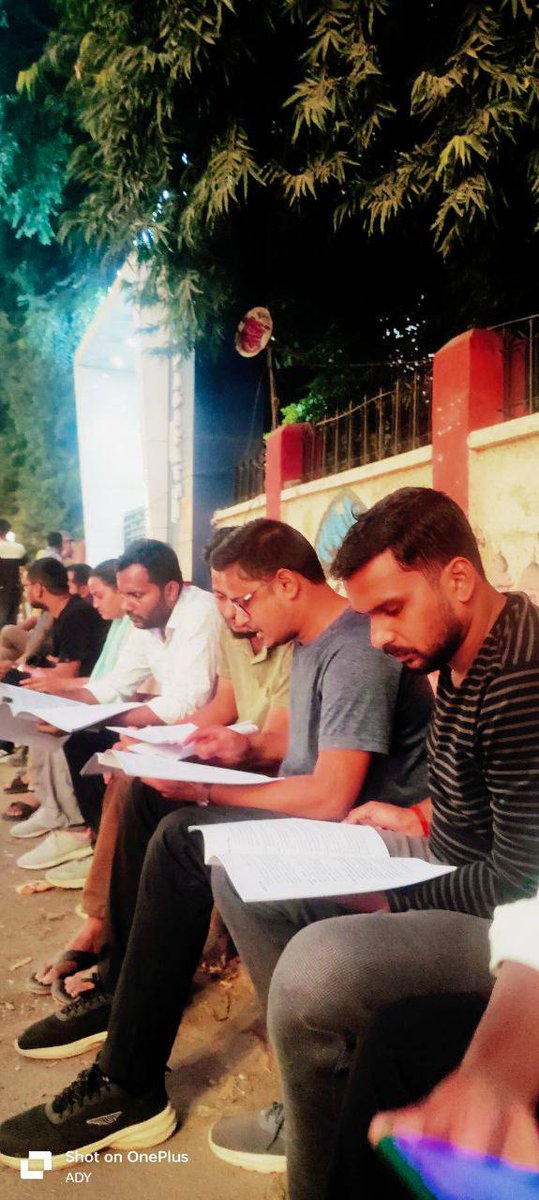 "हम अभ्यर्थी हैं, विपक्ष नही।"
 आंदोलन भी... पढ़ाई भी...
#StudentProtest 
#UPPCS_ROARO_ONESHIFT 
#no_normalization #Prayagraj
#UPPSC #PrayagrajProtests #UPPSC_ROARO_ONESIFT 
<a href="/amitpratapgarh/">Amit Tripathi </a> <a href="/aajtak/">AajTak</a> 
<a href="/TheLallantop/">The Lallantop</a> <a href="/SatishYshvrdhan/">Satish Yashvardhan</a>