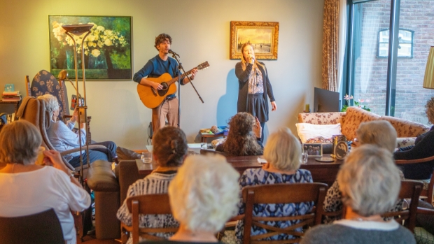 Duizenden mensen bezoeken Woonkamerfestival -  gooisemerennieuws.nl/l/346321