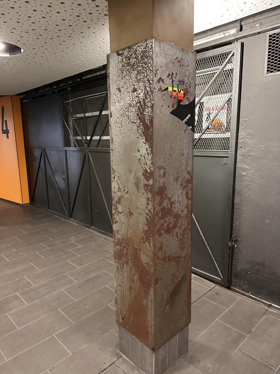 thanent's tweet image. Parece que arrancaron este cartel de una línea que hay en el Passadís de la Trinitat porque tenía la bandera LGTB @jaumecollboni @Bcn_NouBarris @bcn_ajuntament @barcelona_010