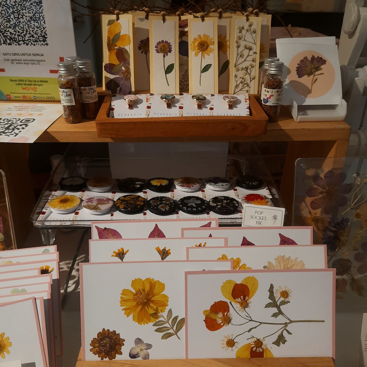 dreamwithdiary's tweet photo. kalau kalian ke jogja dan tertarik sama press flowers dateng aja ke herbaria! bisa walk-in class belajar desain bookmark, scrapbook, dll. #shameless promosi hehe :p https://t.co/es8fRbSjU9