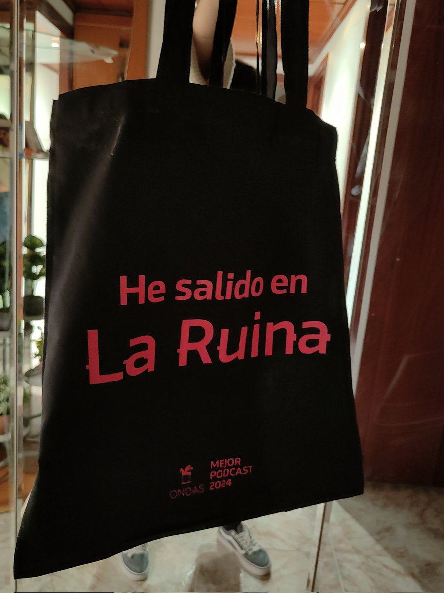 Muchas gracias a <a href="/laruinashow/">La Ruina</a> por este detallazo!! 
Podríais haberla personalizado y poner: "He cantado en La Ruina" pero me vale igual 😊