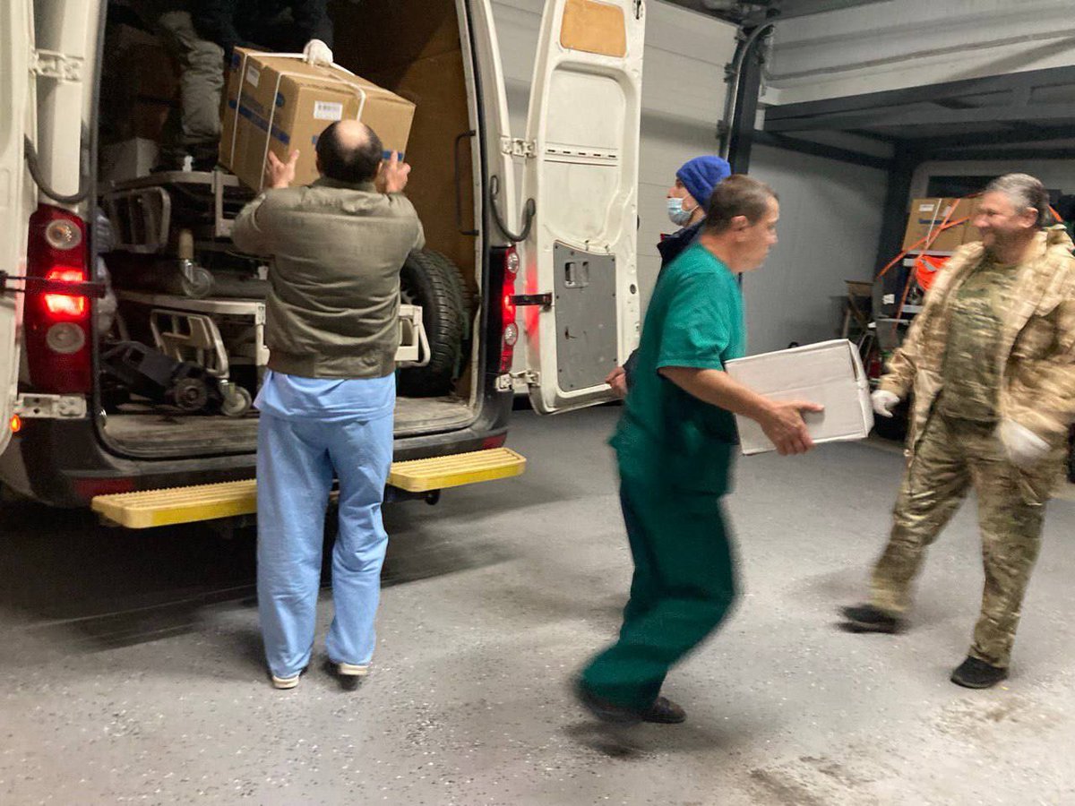 defendukraini's tweet photo. 11/12/2024 Poltava, Ukraine
Lubensk intensive care hospital

🇨🇦 ❤️ 🇺🇦 

Special delivery:
✅ our🇨🇦 hospital sheets, linens
✅ our 🇨🇦 patient rehab walkers 
✅ hospital beds, mattresses &amp; supplies from UK 🇬🇧 groups

🫡Ukraine In Armor

Container 14 #ProjectBambino
#ProjectInvictus https://t.co/eur3ZnlFlG
