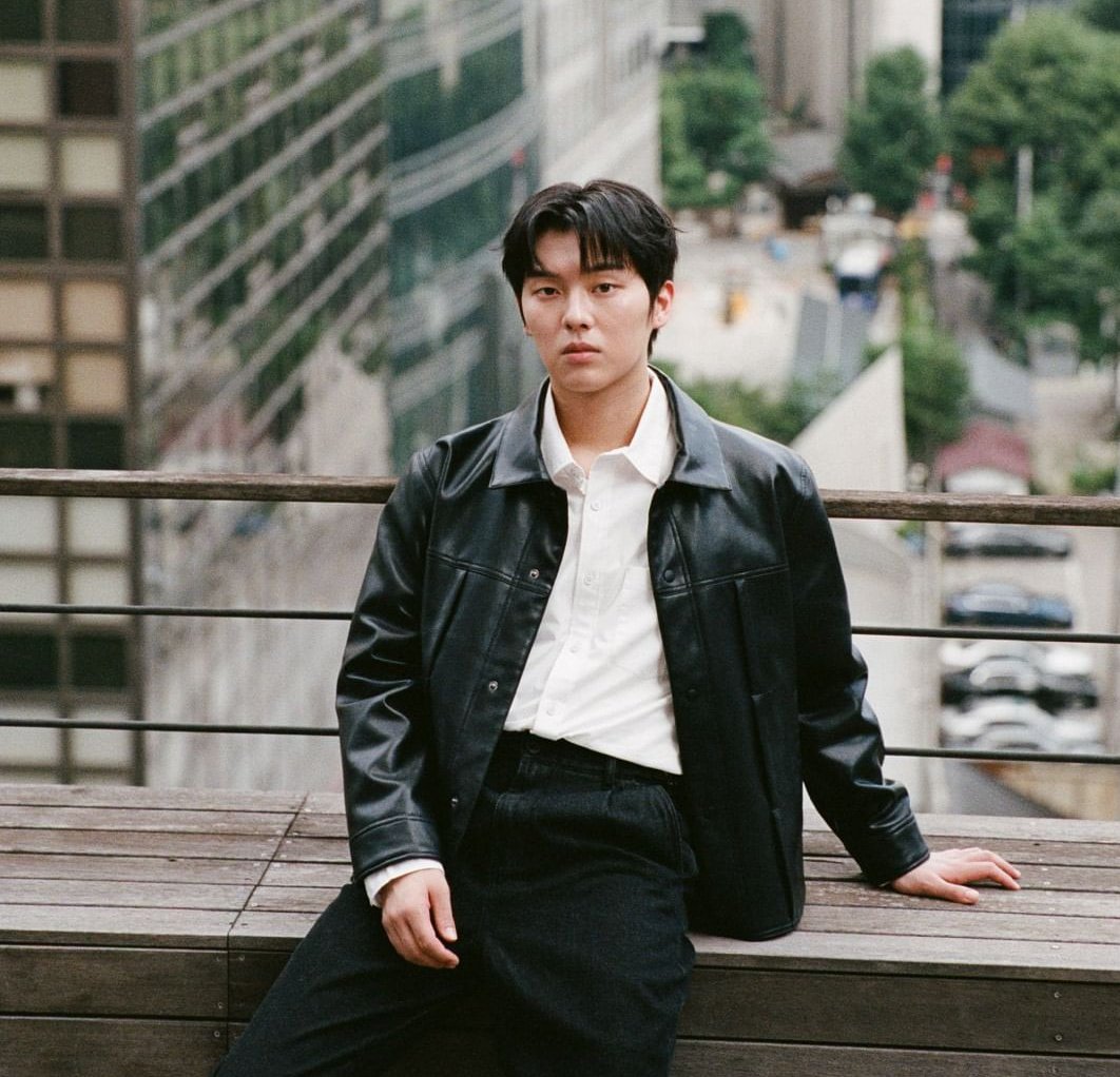 choicelate's tweet photo. Choi Hyun Wook instagram storysi viral olmuş. Oyuncağa yansımasının yansıdığını bilmeden evde cıbıl cıbıl gezerken çekmiş fotoyu. Hemen fark etmiş netizenler. Yayın kazası alt tarafı netizenler bunu da abartır şimdi. Yiğidin malı meydanda olur dndnd https://t.co/CuYtLXUFML