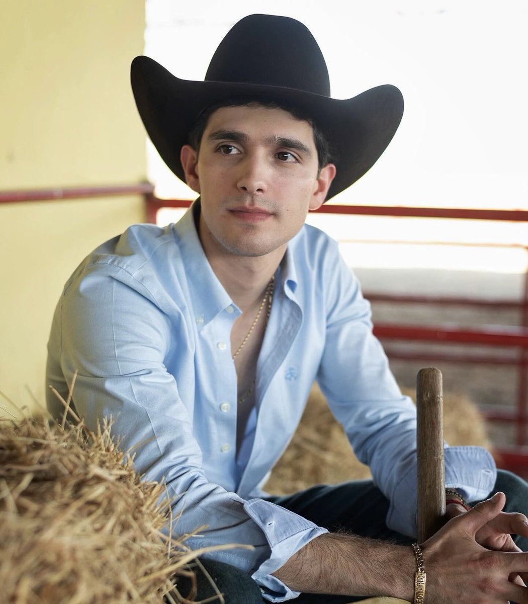 Alexciaga's tweet photo. Te encontraste al vaquero de la suerte, tienes 3 segundos para compartir y te llegarán vaqueros para montar https://t.co/UuQXse9JI2