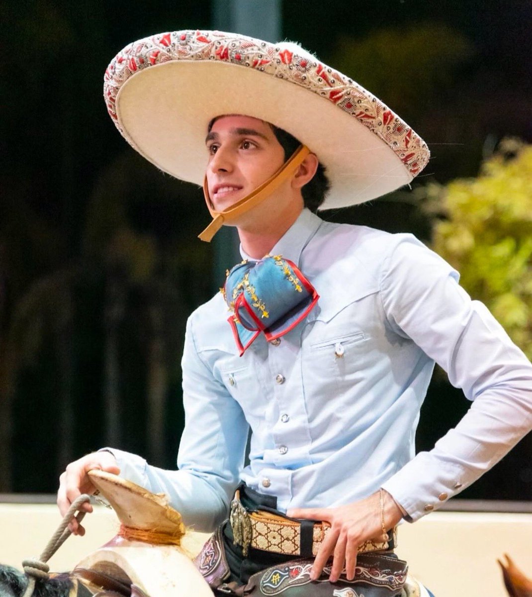 Alexciaga's tweet photo. Te encontraste al vaquero de la suerte, tienes 3 segundos para compartir y te llegarán vaqueros para montar https://t.co/UuQXse9JI2