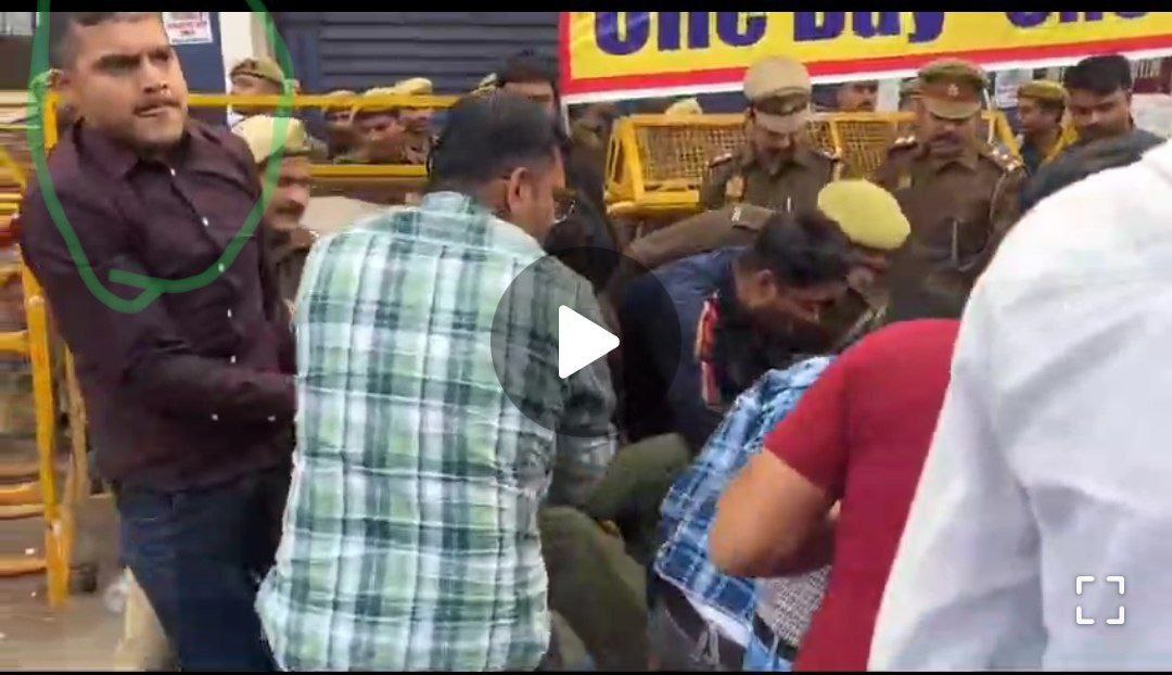 ये पुलिस वाले भैया सादी वर्दी मे आकर uppsc students को जबरदस्ती खींच कर ले जाने लगे । 

#uppsc_हम_छात्र_हैं_विपक्ष_नहीं
#UPPCS_ROARO_ONESHIFT
#Yogi_ji_nyay_kro
#uppcs #uppsc #UttarPradesh #uppcs_no_normalisation #UPPSC_ONEDAY_ONESHIFT 
#UPPSC_No_Normalisation