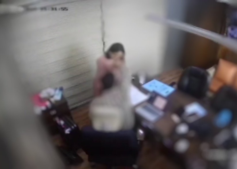 कल से यह एक वीडियो वायरल हो रही है, इस वीडियो में एक ऑफिस में एक बॉस अपनी कर्मचारी के साथ गंदी हरकत कर रहा है,

इस वीडियो को देखका लोग बॉस को अकेले ज़िम्मेदार बता रहे हैं जबकि

इस वीडियो में आसानी से देखा जा सकता है कि जब बॉस गंदी हरकत करता है तब यह महिला बड़ी ही सहज होती है,