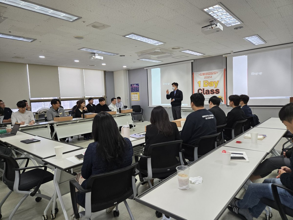 joyena5973's tweet photo. #요즘그거 #익시오
강동담당 24년 11월, 1Day Class 😘
(소매 영업팀장님, DM님)

🧐24년을 되돌아보는 시간을 가지며,
ixi-O 현황 공유, 데이터팜을 효과적으로 활용하는 방법, 핫한 이슈 AI카피라이터 등 알찬 Class🥰

👏 ixi-O (장준오님)
👏 데이터팜 (임명혁님)
👏 AI카피라이터 (최인권님) https://t.co/t31ThdvPp6