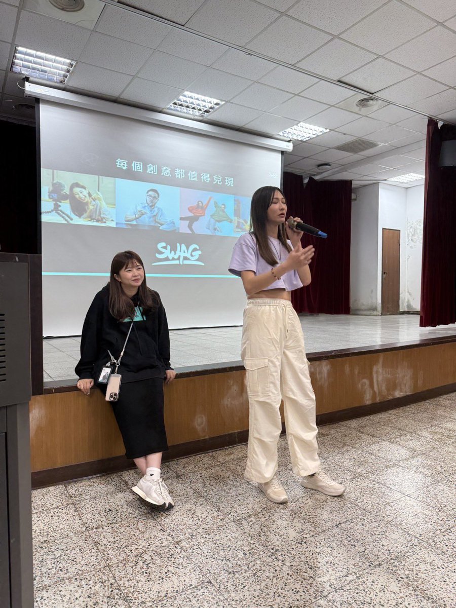 很謝謝 @swaglive_zh 這次邀請我來輔大的性別研究社，分享這個產業的故事，學校有這樣的社團我也覺得很酷。
時代不一樣…希望有更多的人能真正了解這個產業，這個大家不願承認的事實，以及人們口中的我們與實際上的我們。 心態才是一個很重要的問題。 
謝謝各位同學以及校外人士這麽有耐心的聽😘哈哈哈
走走跳跳五年就這樣過去了….我不敢說我是一個多優秀的人，畢竟我現在就愛當邊緣人。
但我敢說我是個很正常的人🤣。
最後….乾….為什麼連演講照片都這麼諧星….
#輔大性別研究社 
#Swag
#情色產業
#AV產業