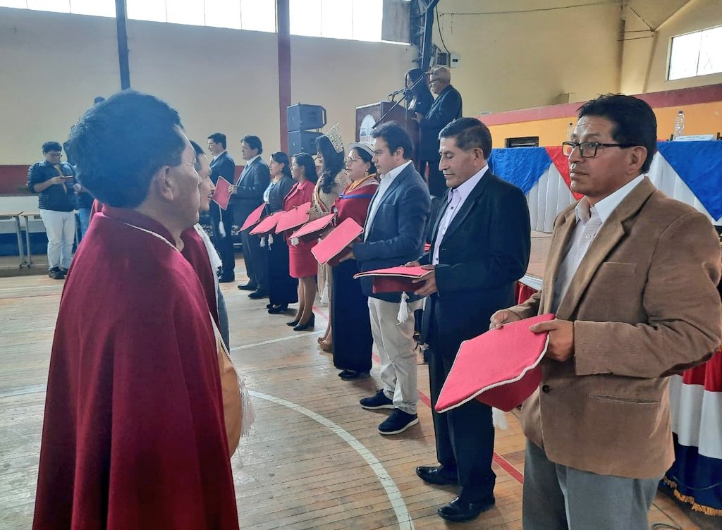 Agricultura_CZ3's tweet photo. #Chimborazo |En la parroquia #Calpi como parte de la conmemoración por los 194 años de parroquialización, realizamos la graduación de 13 productores de la parroquia en las Comunidades de Aprendizaje de la #AFC capacitados para fortalecer la producción.👨‍🎓🌾
#ElNuevoEcuadorResuelve https://t.co/81UPNd1E8W