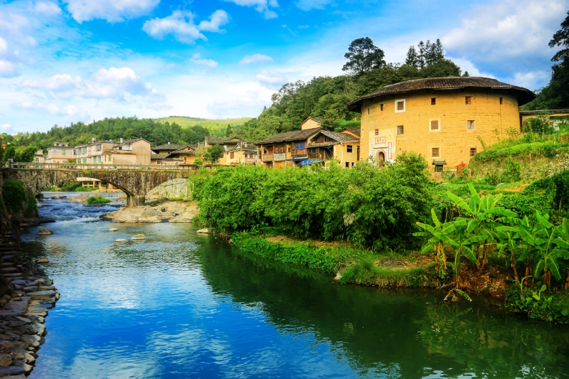 HolaFujian's tweet image. Tulou in Longyan, Fujian, are iconic earthen structures exemplifying ancient Hakka architecture. Nestled amidst lush, scenic landscapes, they stand as enduring testaments to traditional Hakka life and offer an unforgettable glimpse into China’s cultural heritage. #Hakka