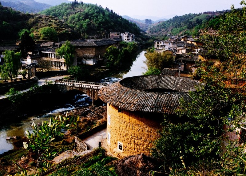 HolaFujian's tweet image. Tulou in Longyan, Fujian, are iconic earthen structures exemplifying ancient Hakka architecture. Nestled amidst lush, scenic landscapes, they stand as enduring testaments to traditional Hakka life and offer an unforgettable glimpse into China’s cultural heritage. #Hakka