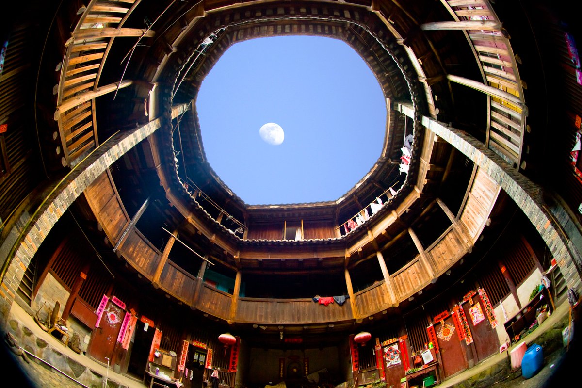 HolaFujian's tweet image. Tulou in Longyan, Fujian, are iconic earthen structures exemplifying ancient Hakka architecture. Nestled amidst lush, scenic landscapes, they stand as enduring testaments to traditional Hakka life and offer an unforgettable glimpse into China’s cultural heritage. #Hakka