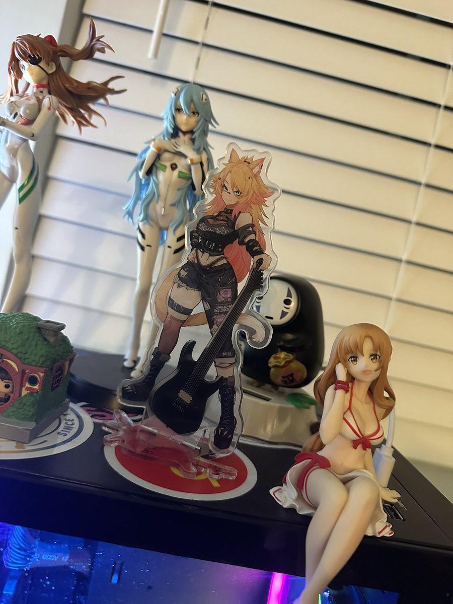 derplenberg's tweet image. “A new bombshell has entered the villa”. So happy my @obkatiekat acrylic standee arrived today! #obkart