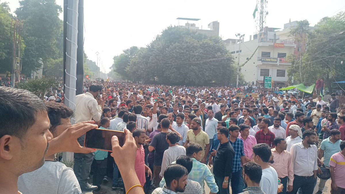 #Yogi_ji_nyay_kro जब एक मकान हिल सकता है, तो तानाशाह की कुर्सी तो बसएक झटके की बात हैअजीब बात है कि जहाँ एक ओर सबको समान अधिकार की बातें होती हैं वहीं दूसरी ओर परीक्षा में शिफ्ट काभेदभाव क्यों क्या समान अवसर सिर्फ़ किताबों में ही रह गयाहै  #UPPCS_ROARO_ONESHIFT
 #Yogi_ji_nyay_kro