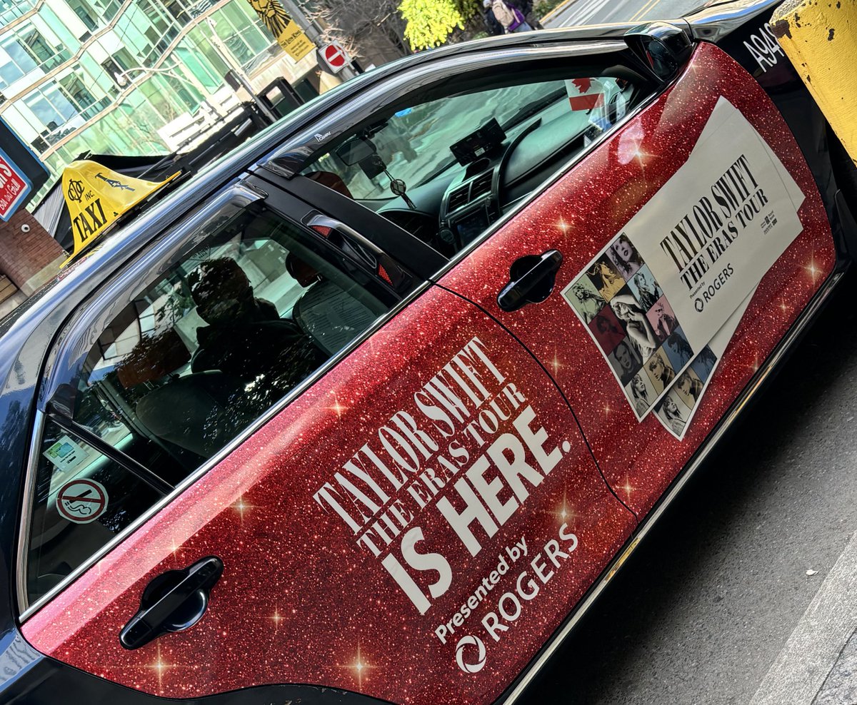 SwiftieBornin60's tweet photo. Busy Swifty Day in Toronto! Starbucks on Front St menu, #MerrySwiftmas from the  #TheDistilleryDistrict, Swiftie cookies from a vendor and even the taxi’s are excited about #TheErasTour @taylorswift13 @taylornation13 https://t.co/JZHBnMUGXD