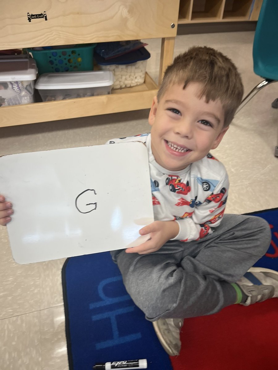 EarlyLearningDr's tweet image. 📝✨ Happy Whiteboard Wednesday! Today we’re diving into the delightful world of the letter G! From giggles to gadgets, the journey of learning never stops! 📚💚 Let's get creative! #LetterG #LearningFun 🎉