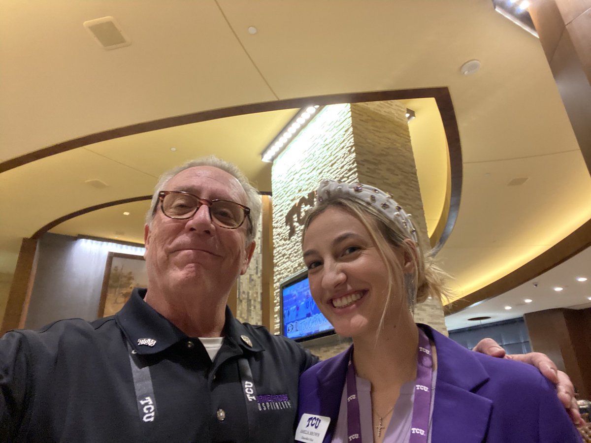 wsstone106's tweet photo. Love it when I run into my Frog camp facilitators 🐸💪🏼@TCUStudents @TCU #FrogCamp https://t.co/sxbxFlUAUK