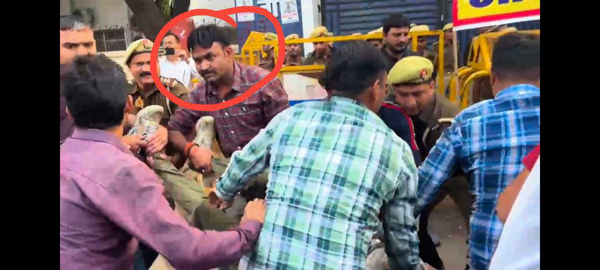 इन पुलिसवालो पर कार्यवाही कब <a href="/myogiadityanath/">Yogi Adityanath</a> ji.. Jo bahno ke sath battamiji kr rhe hain.. Apki sarkar me surakshit nhi bhne.. 
<a href="/TheLallantop/">The Lallantop</a> 
<a href="/yadavakhilesh/">Akhilesh Yadav</a> 
<a href="/ABPNews/">ABP News</a> 
<a href="/aajtak/">AajTak</a> 
<a href="/ZeeNews/">Zee News</a>