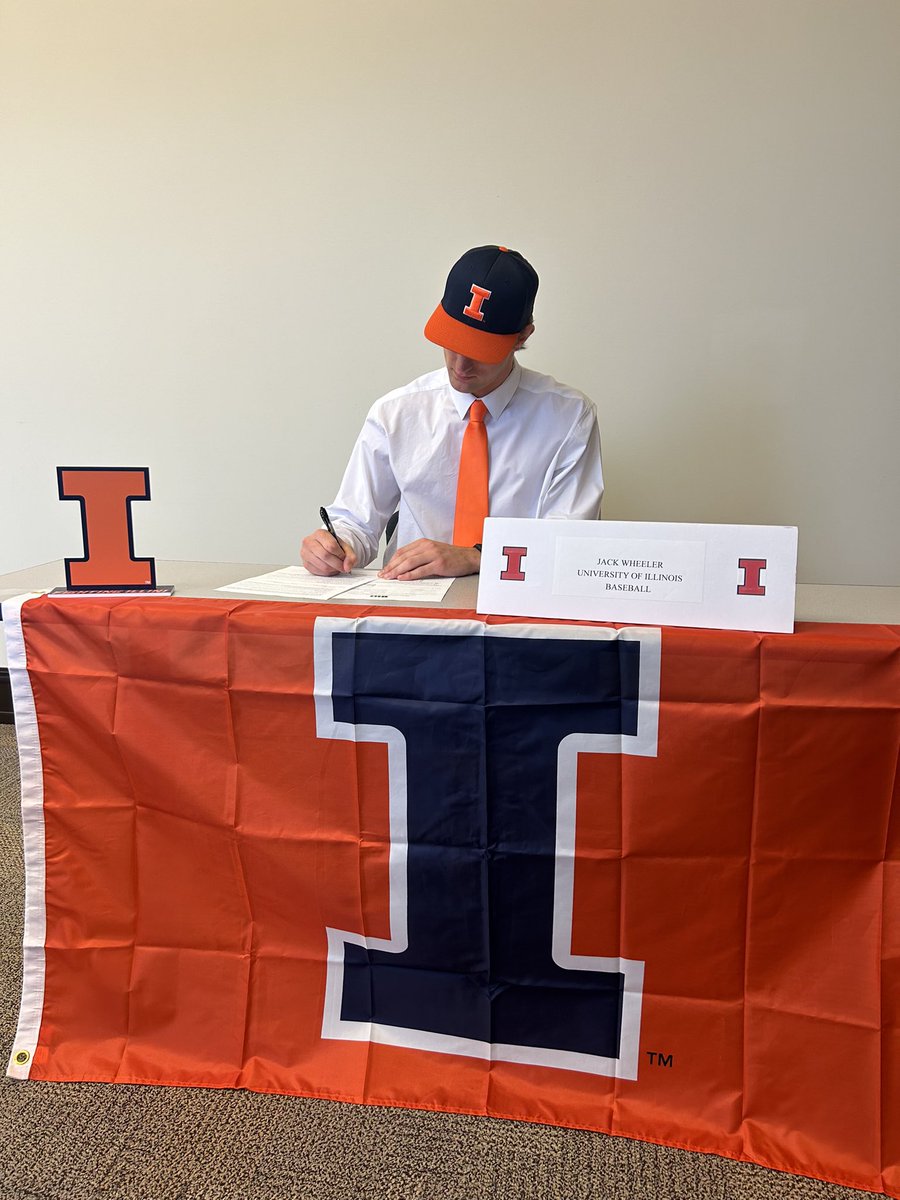 JackWheeler711's tweet photo. Illini nation, I’m home. 🧡💙
@IlliniBaseball @Recruit2Illini @Illini_Guys @morris_sports1 @MorrisBaseball @TheDailyIllini @mikeclarkpreps @michaelsobrien @Tim_OBrien10 https://t.co/5EHxf4mXG2