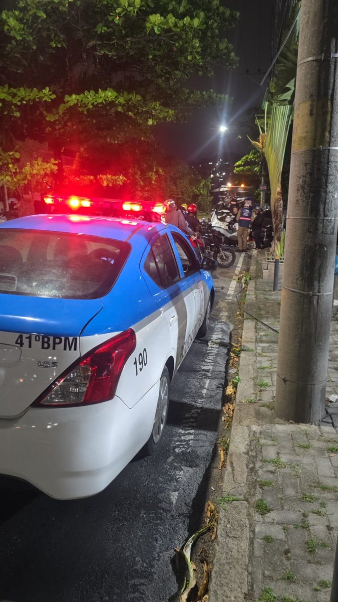 DaxMainCrypto's tweet photo. 🚨Policiais do 41° BPM realizaram uma operação de fiscalização de trânsito na Av. Pastor Martin Luther King Junior e na Av. Meriti, (12/11), para aumentar a segurança e combater crimes. A ação visa coibir o uso de motocicletas em delitos, pois facilitam a fuga dos infratores. https://t.co/CIrDyTUFUy