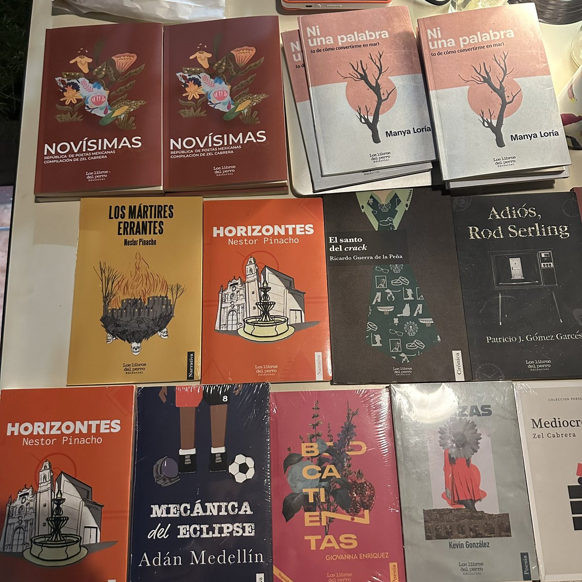 Así vivimos la presentación de _Ni una palabra (o de cómo convertirme en mar)_ de #ManyaLoría  bajo los comentarios de #DidanwyKent en #librerialamoraleja 🌊 🍫 ⭐️