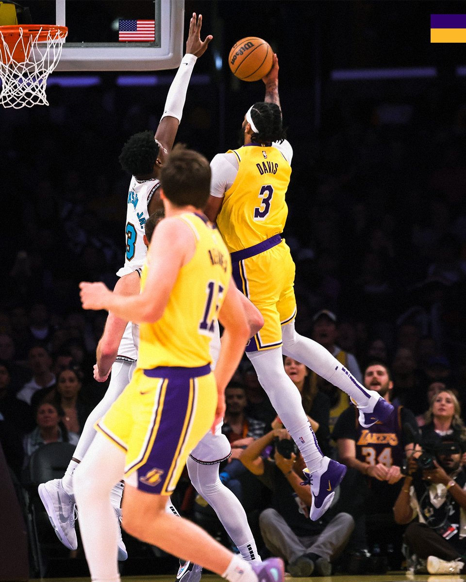 Lakers's tweet photo. AD ➡️ 18,000 https://t.co/jdnt1NpYMr