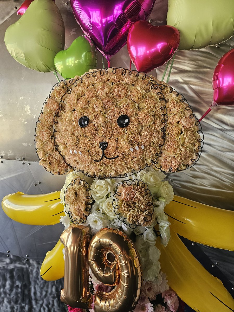 💚スタンドフラワー💜
こちらは🌀が愛してやまないコロちゃんをイメージして制作させて頂きました。
ポイントコロちゃんのモフモフした毛並みの表現と大好物のバナナ🍌をバルーンにさせて頂きました✨

フラート様素敵なスタフラ本当にありがとうございました🙇‍♀️

#久留島優果
#久留島優果生誕祭2024