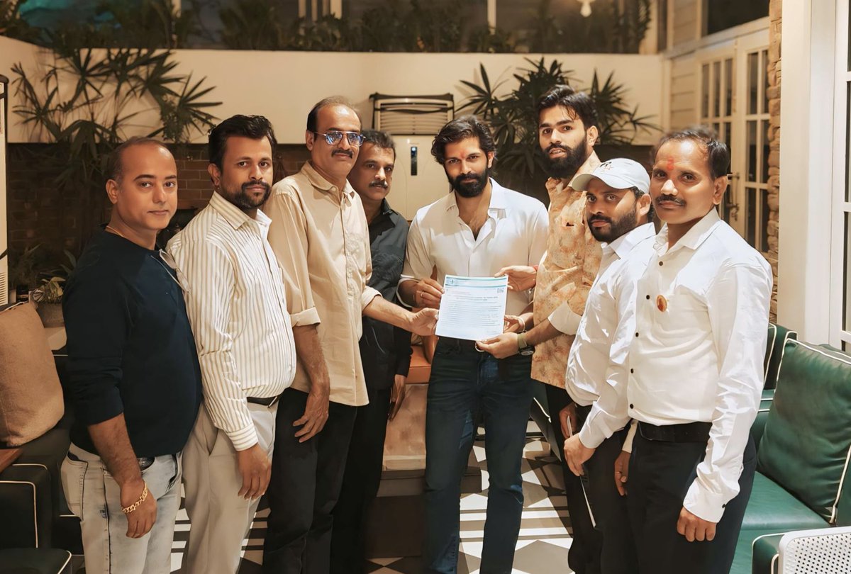MNVS_Adhikrut's tweet photo. ऑल इंडिया मेडिकल वर्कर्स एसोसिएशन तर्फे अमितजी राजसाहेब ठाकरे यांना जाहिर पाठिंबा.

गेल्या 14 वर्षात प्रथमच ऑल इंडिया मेडिकल वर्कर्स एसोसिएशन राजकीय संघटनेला पाठिंबा देत आहोत याचे मुख्य कारण म्हणजे ज्या घराने मराठी भाषाचा डंका विश्वात वाजवला, मराठी भाषाला अभिजात दर्जा देण्यास केंद्र सरकारला भाग पाडले, महाराष्ट्रची संस्कृती जपली.. फक्त आणि फक्त हिंदू हितावर ठाम राहिले ऐसे महाराष्ट्रतील एकमेव उमेदवार मा.श्री. अमितजी राजसाहेब ठाकरे यांना तमाम मेडिकल वर्कर्स (अ,ब,क आणि ड) श्रेणी आणि त्यांच्या कुटुंबातील सदस्य मतदान करणार आहोत, त्याचे अधिकृत पत्र देतांना 
अध्यक्ष हर्षवर्धन साईवाला आणि मेडीकल वर्कर्स एसोसिएशनचे शिष्ट मंडळ उपस्थित होते...

#RajThackeray #MNSAdhikrut 
#AmitThackeray #DevelopedMahim
#harshwardhansaiwala #allindiamedicalworkersassociation