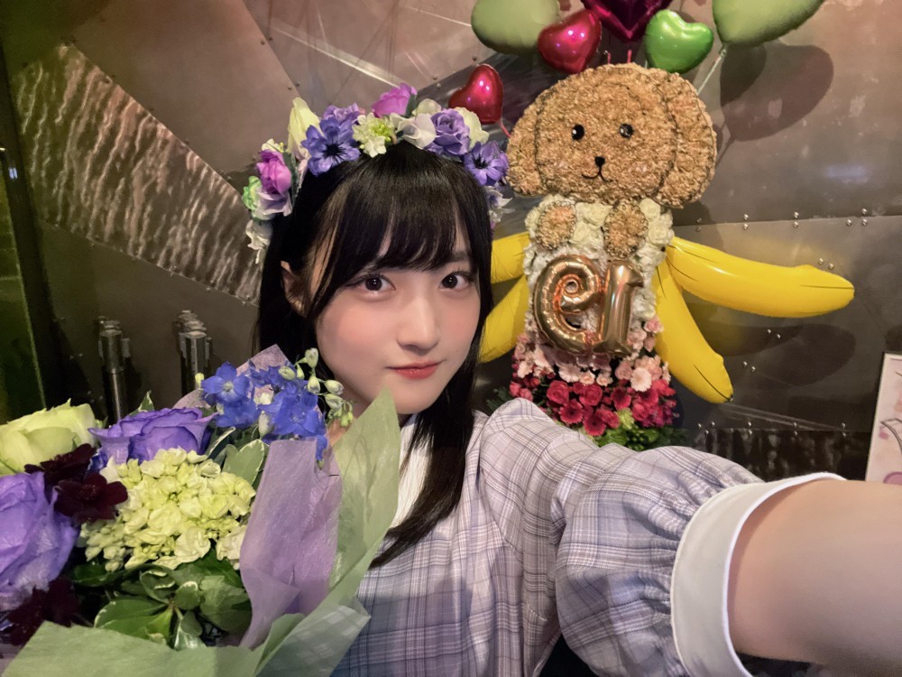 💜花束💐花冠💚
花束💐今回の花束はペンライトカラーの💚💜の花、誕生日花のチョコレートコスモス、そして🌀が大好きなデルフィニウムで作って頂きました。

花冠👑ペンライトカラーの💜💚の造花で作って頂きました。

※こちらもフラート様の制作になります。

#久留島優果
#久留島優果生誕祭2024