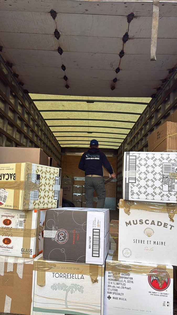 sharpvanlines's tweet image. Today at Sharp Van Lines, we tackled a full-scale move, starting with packing our client’s belongings into countless boxes, big and small! 📦🛋️ 
🚚✨ #BoxedUp #SharpVanLines #MovingDaySuccess #HandledWithCare #NewBeginnings