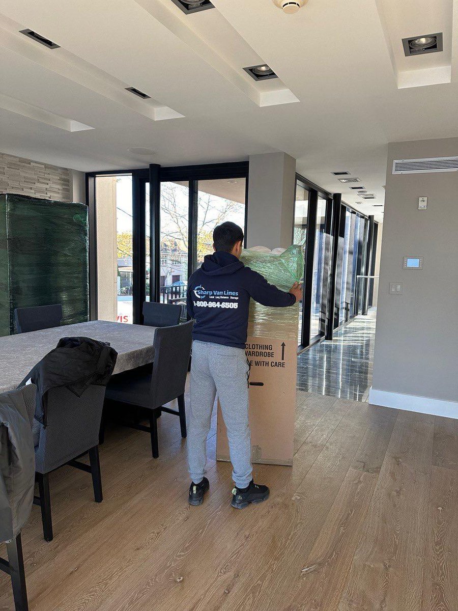 sharpvanlines's tweet image. Today at Sharp Van Lines, we tackled a full-scale move, starting with packing our client’s belongings into countless boxes, big and small! 📦🛋️ 
🚚✨ #BoxedUp #SharpVanLines #MovingDaySuccess #HandledWithCare #NewBeginnings