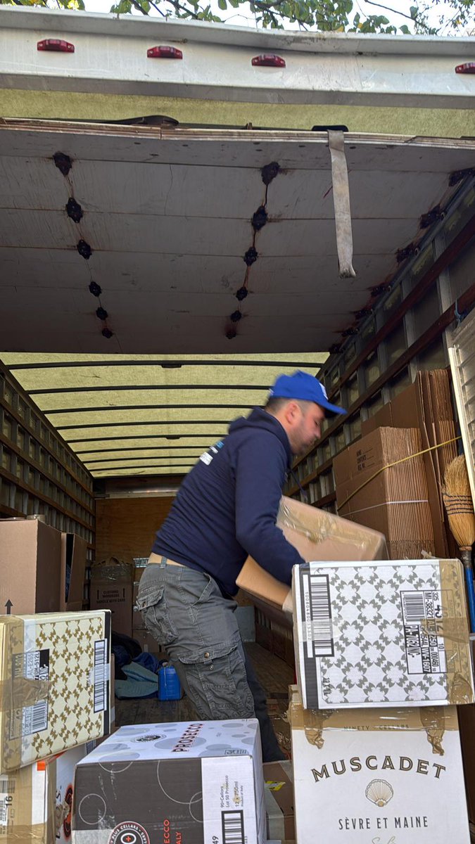 sharpvanlines's tweet image. Today at Sharp Van Lines, we tackled a full-scale move, starting with packing our client’s belongings into countless boxes, big and small! 📦🛋️ 
🚚✨ #BoxedUp #SharpVanLines #MovingDaySuccess #HandledWithCare #NewBeginnings