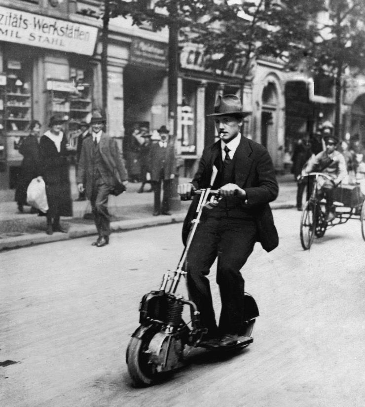 TimelessHisto's tweet photo. In the early 1900s, the Autoped scooter debuted with a small gasoline engine above its front wheel, offering a compact and innovative way to travel. Briefly popular among couriers and urban commuters, it was one of the first motorized scooters. Its unique foldable design made it practical and portable for its time.
#History #DidYouKnow
